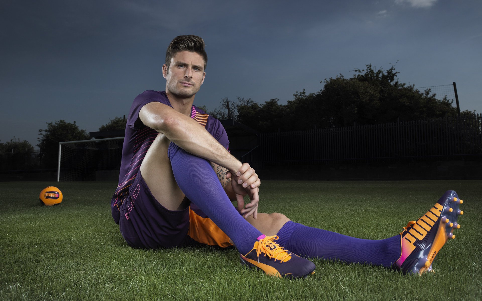 “校园足球联赛逐步扩大，越来越多青少年前来 compete”，校园足球比赛