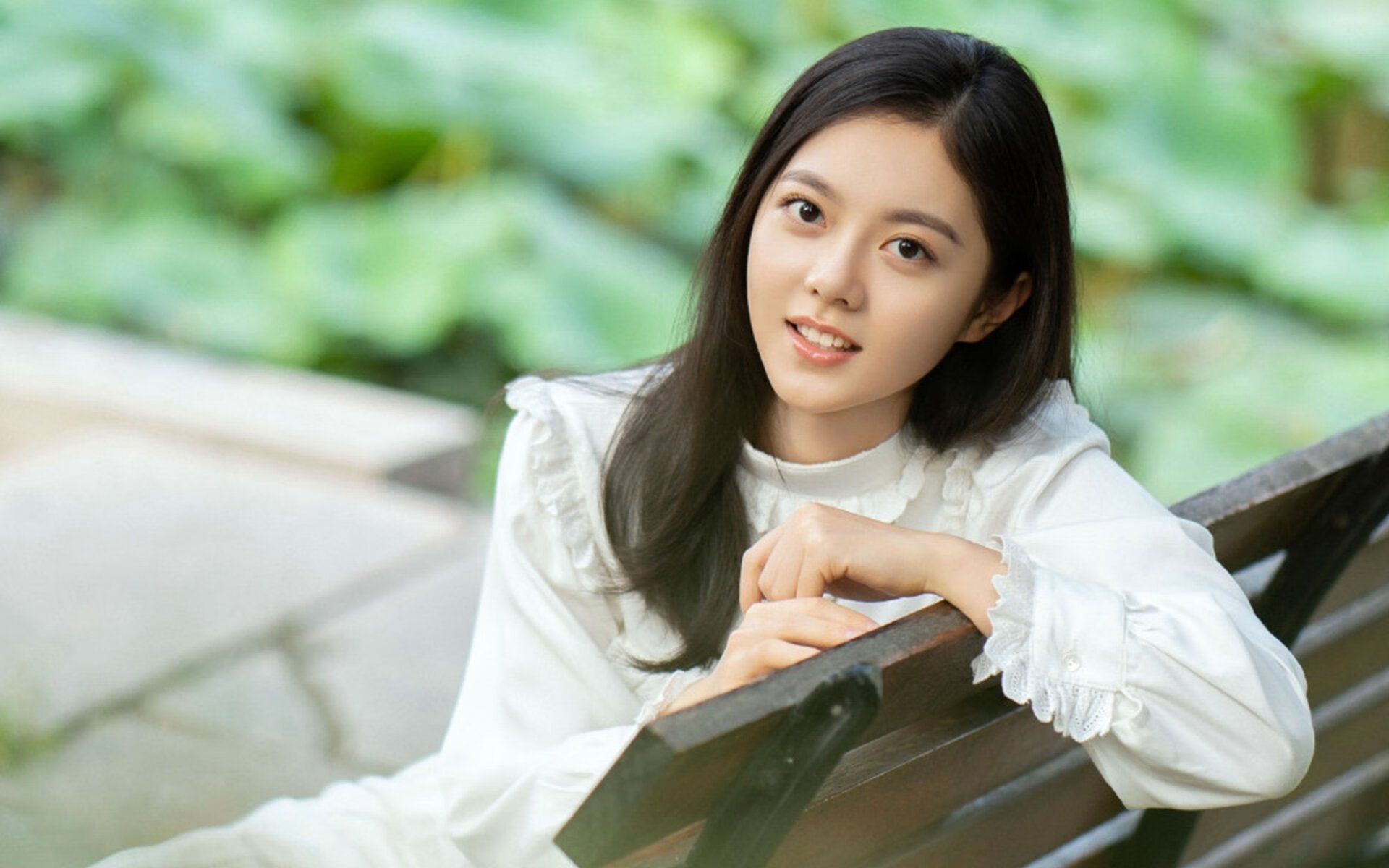 “校园足球联赛逐步扩大，越来越多青少年前来 compete”，校园足球比赛