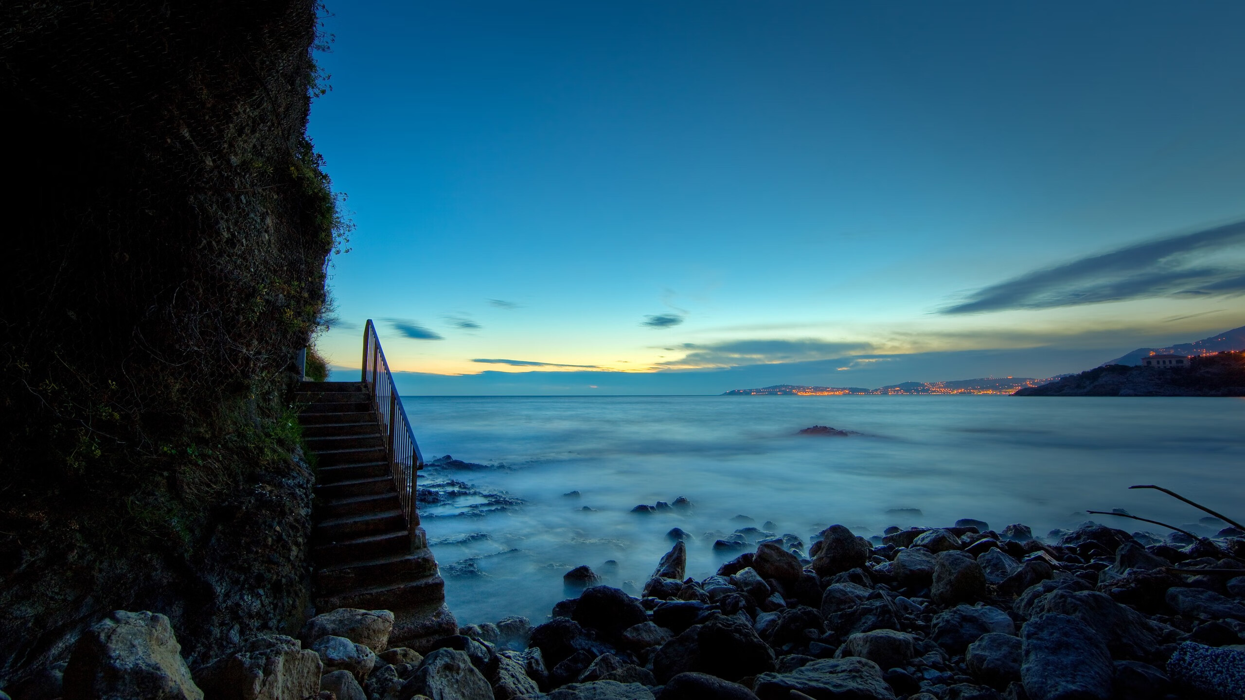 “英超激战：强队逐步锁定欧冠席位”，英超竞争激烈